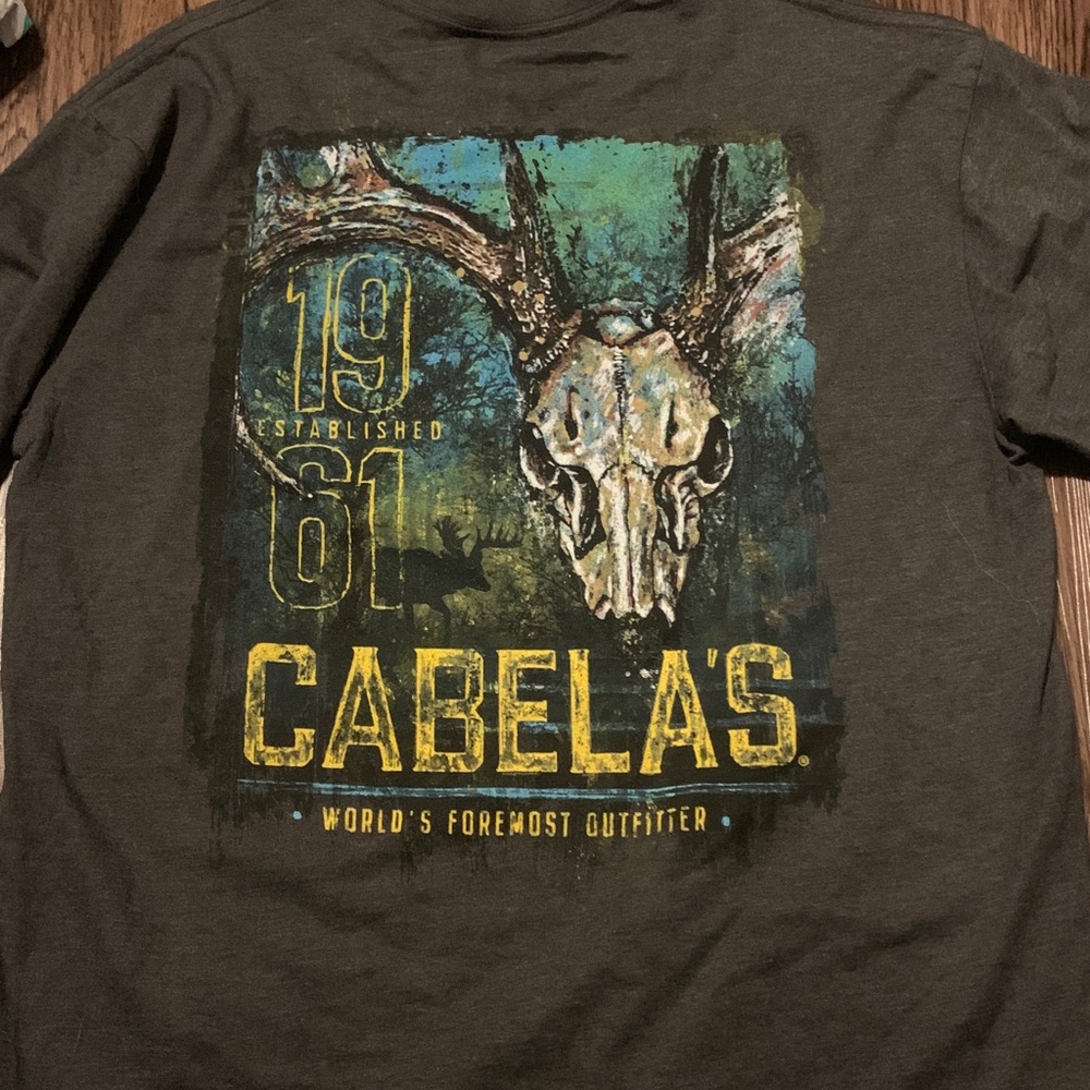 Men’s NWT Cabela's Charcoal Short Sleeve Tee with Yellow Script Logo - Size M